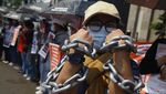 Bawa Rantai Besar, PRT Beraksi di Depan Gedung DPR