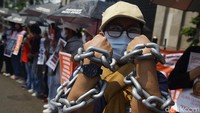 Mereka mendesak DPR untuk mengesahkan RUU Perlindungan Pekerja Rumah Tangga (PPRT) menjadi UU.
