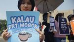 Bawa Rantai Besar, PRT Beraksi di Depan Gedung DPR
