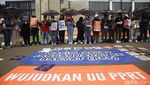 Bawa Rantai Besar, PRT Beraksi di Depan Gedung DPR