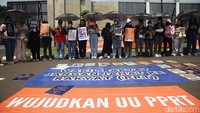 Para pendemo juga mengenakan payung hitam yang bertuliskan Sahkan RUU PPRT.