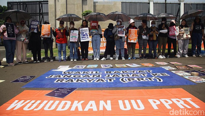 Para aktivis menggelar aksi unjuk rasa di depan Gedung DPR RI, Kamis (19/9). Mereka mendesak DPR untuk mengesahkan RUU Perlindungan Pekerja Rumah Tangga (PPRT) menjadi UU.