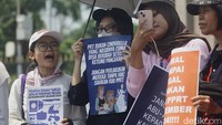 Para aktivis dari berbagai elemen seperti SPRT Sapulidi dan Jala PRT menggelar aksi unjuk rasa di depan Gedung DPR RI, Jl Gatot Subroto, Jakarta, Kamis (19/9/2024).