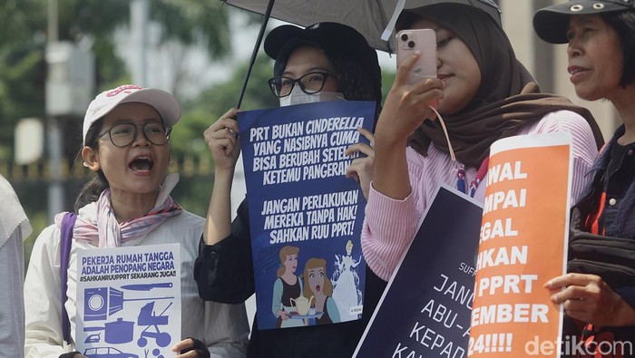 Bawa Rantai Besar, PRT Beraksi di Depan DPR Para aktivis menggelar aksi unjuk rasa di depan Gedung DPR RI, Kamis (19/9). Mereka mendesak DPR untuk mengesahkan RUU Perlindungan Pekerja Rumah Tangga (PPRT) menjadi UU.