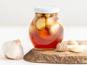 10 Khasiat Bawang Putih Rendam Madu, Ampuh Jaga Imun Tubuh