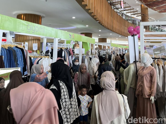 Suasana bazar hijab dan fashion GlamLocal bersama Emeron Hijab Hunt Festival berlangsung di P7 Ballroom Kuningan City Mall, Jakarta, Kamis (29/8/2024).