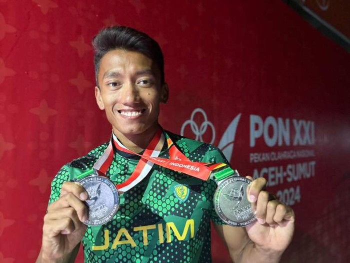 Bripda Teuku Tegar Abadi bersama dua medali perak yang diraih di PON 2024