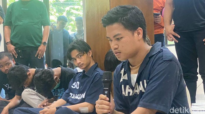 Para pelaku duel menggunakan celurit yang viral di Semarang saat dihadirkan dalam rilis pers di Mapolrestabes Semarang, Kamis (19/9/2024).