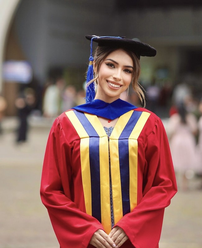 Wanita yang lahir dan besar di Jerman ini juga gemilang di dunia pendidikan. Dia berhasil lulus dengan predikat cum laude dari Universitas Pelita Harapan jurusan Manajemen Bisnis Internasional. Foto: dok. Instagram @itsclarasha