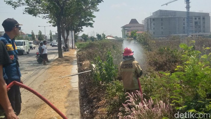 Momen Damkar Klaten saat memadamkan api di kawasan Delanggu beberapa waktu lalu. Foto diunggah Kamis (19/9/2024).