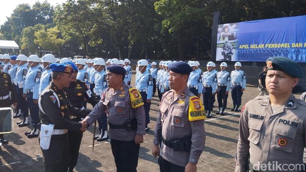 Danpuspom TNI Mayjen Yusri Nuryanto mengecek kesiapan personel Polisi Militer dan unsur pendukung dalam Apel Gelar Personel dan Materil Pengawalan Pengendalian Lalu Lintas Parkir jelang perayaan HUT ke-79 TNI. (Fawdi/detikcom).