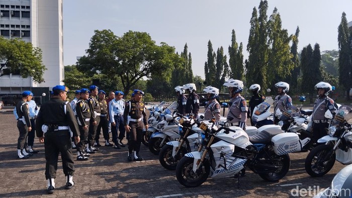 Danpuspom TNI Mayjen Yusri Nuryanto mengecek kesiapan personel Polisi Militer dan unsur pendukung dalam Apel Gelar Personel dan Materil Pengawalan Pengendalian Lalu Lintas Parkir jelang perayaan HUT ke-79 TNI. (Fawdi/detikcom).