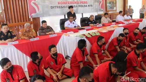 Direktur Reserse Narkoba Polda NTB Kombes Deddy Supriadi saat konferensi pers, Rabu (18/9/2024). (Ahmad Viqi/detikBali)