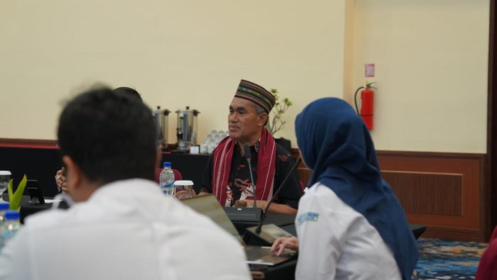 Plt Dirut BPOLBF Frans Teguh bersama BMKG menggelar diskusi grup di Labuan Bajo, Rabu (18/9/2024). (Istimewa)