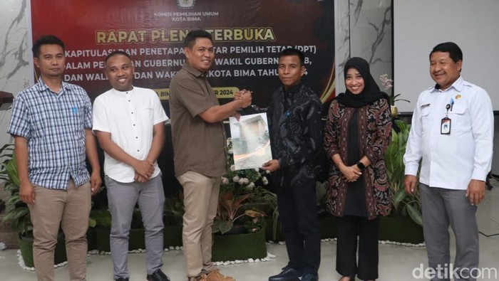 Ketua KPU Kota Bima, Suaeb, seusai rapat pleno penetapan, di Ruma Dining, Kota Bima, Kamis (19/9/2024). (Dok. Rafiin/detikBali)