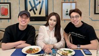 Di Instagramnya, dr. Oky sebenarnya lebih suka mengunggah video masak-masaknya sekaligus berbagi momen saat makan bareng teman dan keluarga. Foto: Instagram @dr.okypratamaa