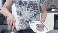 Tak ketinggalan dr. Oky unggah video resep pembuatan dendeng dari awal sampai sudah matang lengkap dengan tipsnya. Foto: Instagram @dr.okypratamaa