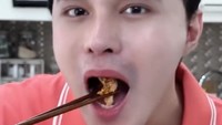 Tak hanya mahir dalam mengelola usahanya di bidang skincare, tapi juga jago masak aneka makanan di dapur. Foto: Instagram @dr.okypratamaa