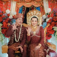 Setelah resmi menikah, Dustin dan Ditha menggelar resepsi hingga 4 kali. Di resepsi pertama keduanya memilih tampil mengenakan pakaian adat Minang berwarna merah marun. Foto: Instagram/@jhonsss24