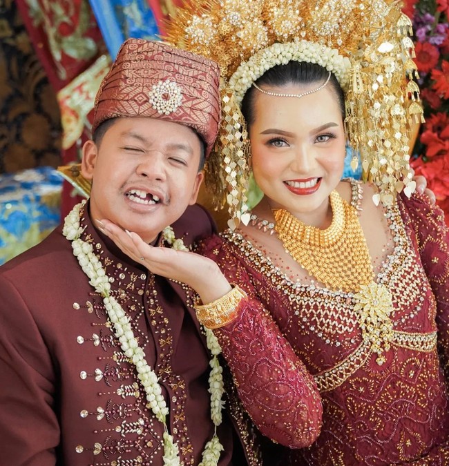 Ditha tampil cantik mengenakan baju pengantin full payet. Penampilannya itu dilengkapi dengan aksesori seperti, bros, kalung, gelang, dan suntiang Minang di kepalanya. Foto: Instagram/@jhonsss24