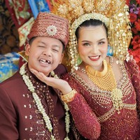 Ditha tampil cantik mengenakan baju pengantin full payet. Penampilannya itu dilengkapi dengan aksesori seperti, bros, kalung, gelang, dan suntiang Minang di kepalanya. Foto: Instagram/@jhonsss24