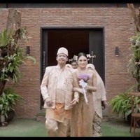 Di resepsi selanjutnya Dustin dan Ditha memilih kompak mengenakan busana berwarna coklat keemasan. Foto: Instagram/@jhonsss24