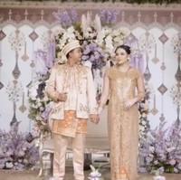 Ditha tampil cantik dengan kebaya brokat panjang yang dipadukan dengan rok batik oranye yang senada dengan kebayanya. Ia juga mempercantik sanggulnya dengan tusuk konde yang juga berwarna keemasan. Foto: Instagram/@jhonsss24