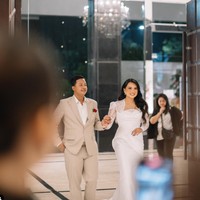 Baru-baru ini kedua pasutri tersebut terlihat kembali menggelar resepsi yang keempat kalinya. Berbeda dengan resepsi-resepsi sebelumnya, kali ini Dustin dan Ditha mengenakan pakaian pengantin internasional.  Foto: Instagram/@jhonsss24