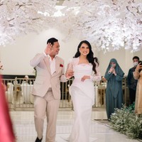 Dustin tampil dengan kemeja putih dan setelan jas berwarna coklat, sementara Ditha terlihat anggun mengenakan gaun putih panjang. Rambut panjangnya pun hanya dibiarkan terurai. Foto: Instagram/@jhonsss24