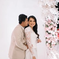 Sebagai pasutri baru keduanya juga tak lupa memamerkan pose mesra mereka. Foto: Instagram/@jhonsss24