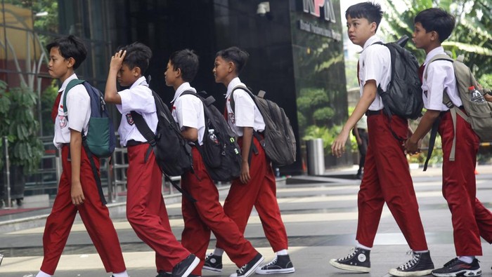 Sejumlah siswa SD mengunjungi Gedung Merah Putih KPK di Jakarta, Kamis (19/9/2024). Kunjungan itu bertujuan untuk mengenalkan bahaya korupsi serta membangun budaya antikorupsi kepada gerenrasi bangsa sejak disini. ANTARA FOTO/Reno Esnir/app/YU