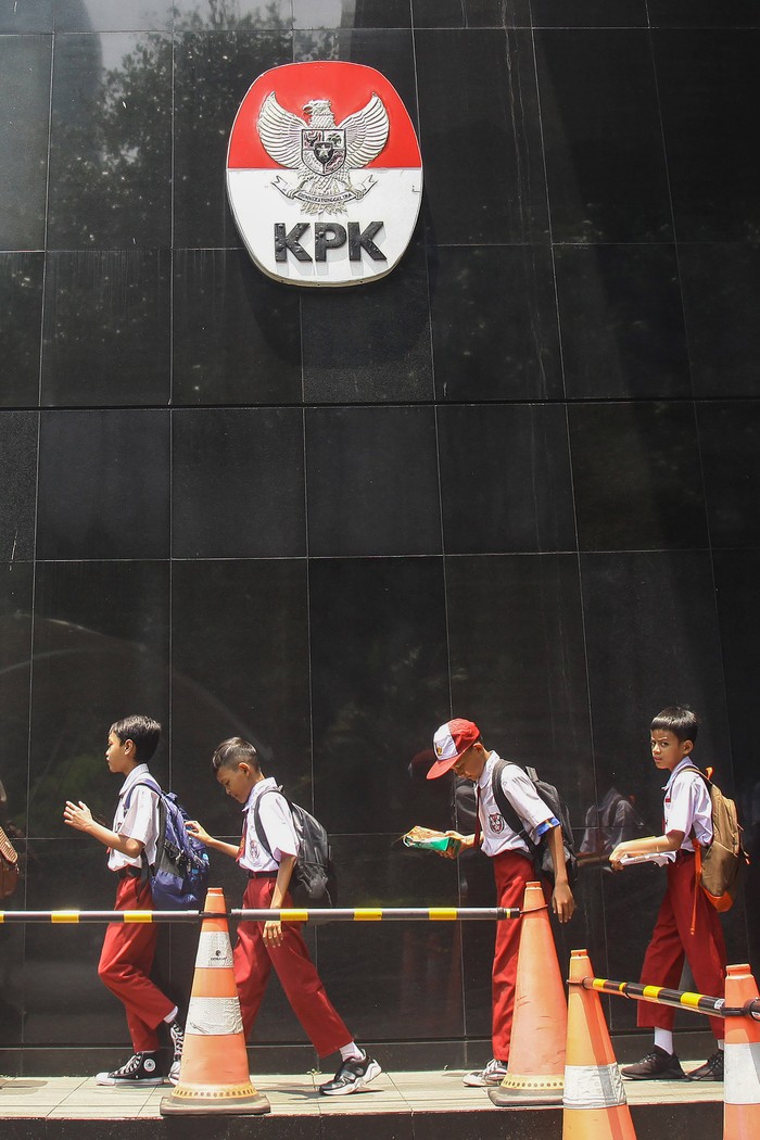 Sejumlah siswa SD mengunjungi Gedung Merah Putih KPK di Jakarta, Kamis (19/9/2024). Kunjungan itu bertujuan untuk mengenalkan bahaya korupsi serta membangun budaya antikorupsi kepada gerenrasi bangsa sejak disini. ANTARA FOTO/Reno Esnir/app/YU