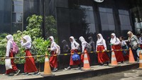 Sejumlah siswa SD melakukan kunjungan ke Gedung Merah Putih KPK di Jakarta, Kamis (19/9/2024).  