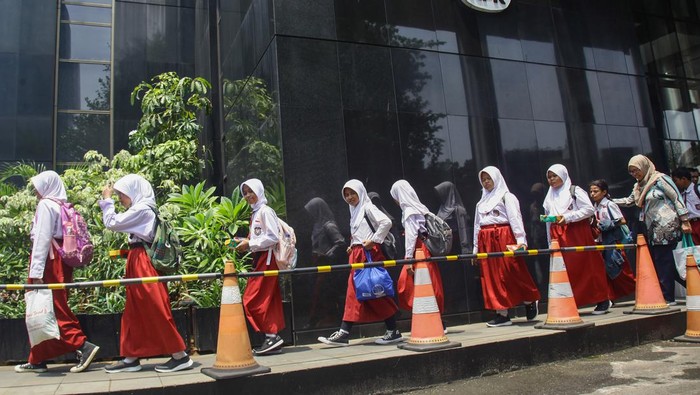 Edukasi antikorupsi untuk pelajar Sejumlah siswa SD mengunjungi Gedung Merah Putih KPK di Jakarta, Kamis (19/9/2024). Kunjungan itu bertujuan untuk mengenalkan bahaya korupsi serta membangun budaya antikorupsi kepada gerenrasi bangsa sejak disini. ANTARA FOTO/Reno Esnir/app/YU