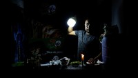 Pedagang menggunakan lilin untuk sumber cahaya.