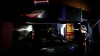 Begini penampakan toko-toko makanan saat pemadaman listrik di Puyo, Ekuador.  