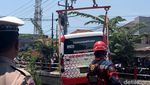 Evakuasi Angkutan Wira Wiri Tercebur Sungai di Surabaya