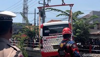 Tim Rescue Dinas Pemadam Kebakaran Pasar Turi berusaha menaikkan Wira Wiri Suroboyo menggunakan tali webbing yang telah dipasangkan di sela-sela roda kendaraan