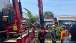 Evakuasi Angkutan Wira Wiri Tercebur Sungai di Surabaya