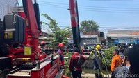 Tim Rescue diterjukan untuk mengevakuasi angkutan feeder Wira-Wiri Suroboyo yang tercebur ke sungai sejak pukul 09.04 WIB.