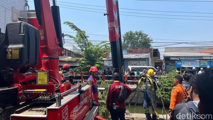Evakuasi Feeder Wira wiri suroboyo nyemplung sungai