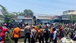 Evakuasi Angkutan Wira Wiri Tercebur Sungai di Surabaya