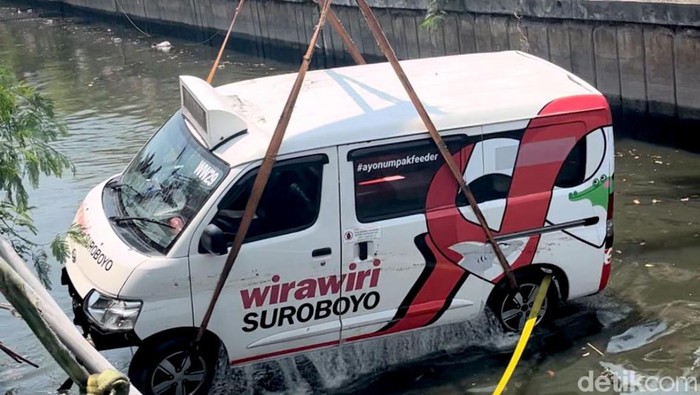 Evakuasi Feeder Wira wiri suroboyo nyemplung sungai