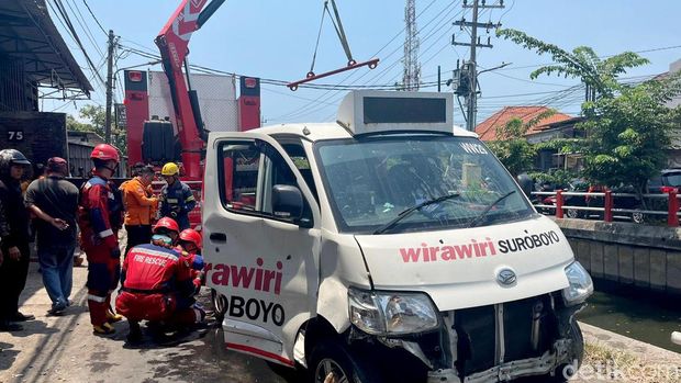 Evakuasi Feeder Wira wiri suroboyo nyemplung sungai