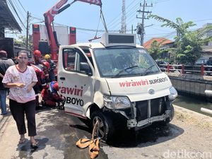 Dramatisnya Evakuasi Wira Wiri Suroboyo yang Nyemplung Sungai Gunung Anyar