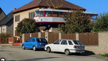 Trem di atap di Republik Ceko. Bertujuan untuk memberikan penghormatan kepada salah satu trem T3 paling sukses Foto: Boredpanda