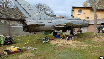 Pesawat Tempur Di Halaman, Polandia Foto: Boredpanda