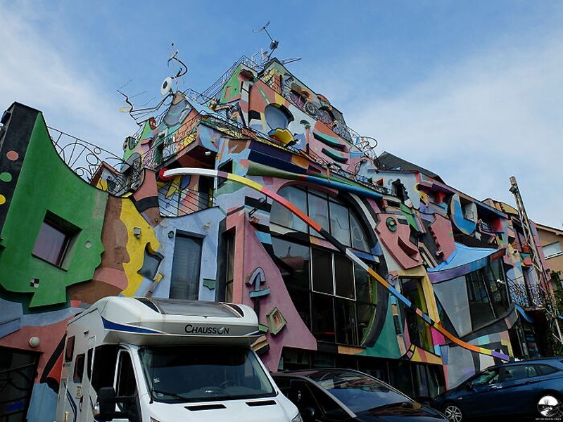 Foto Tempat Unik hingga Mengerikan