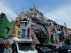 Foto Bangunan Unik hingga Mengerikan, Tak Sangka Benar-benar Ada