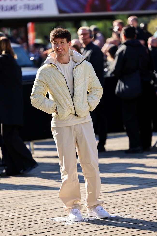 Aktor Inggris Barry Koeghan memilih tren white-on-white dengan tampilan yang urban. (Foto: Dave Benett/Getty Images for Burberry)